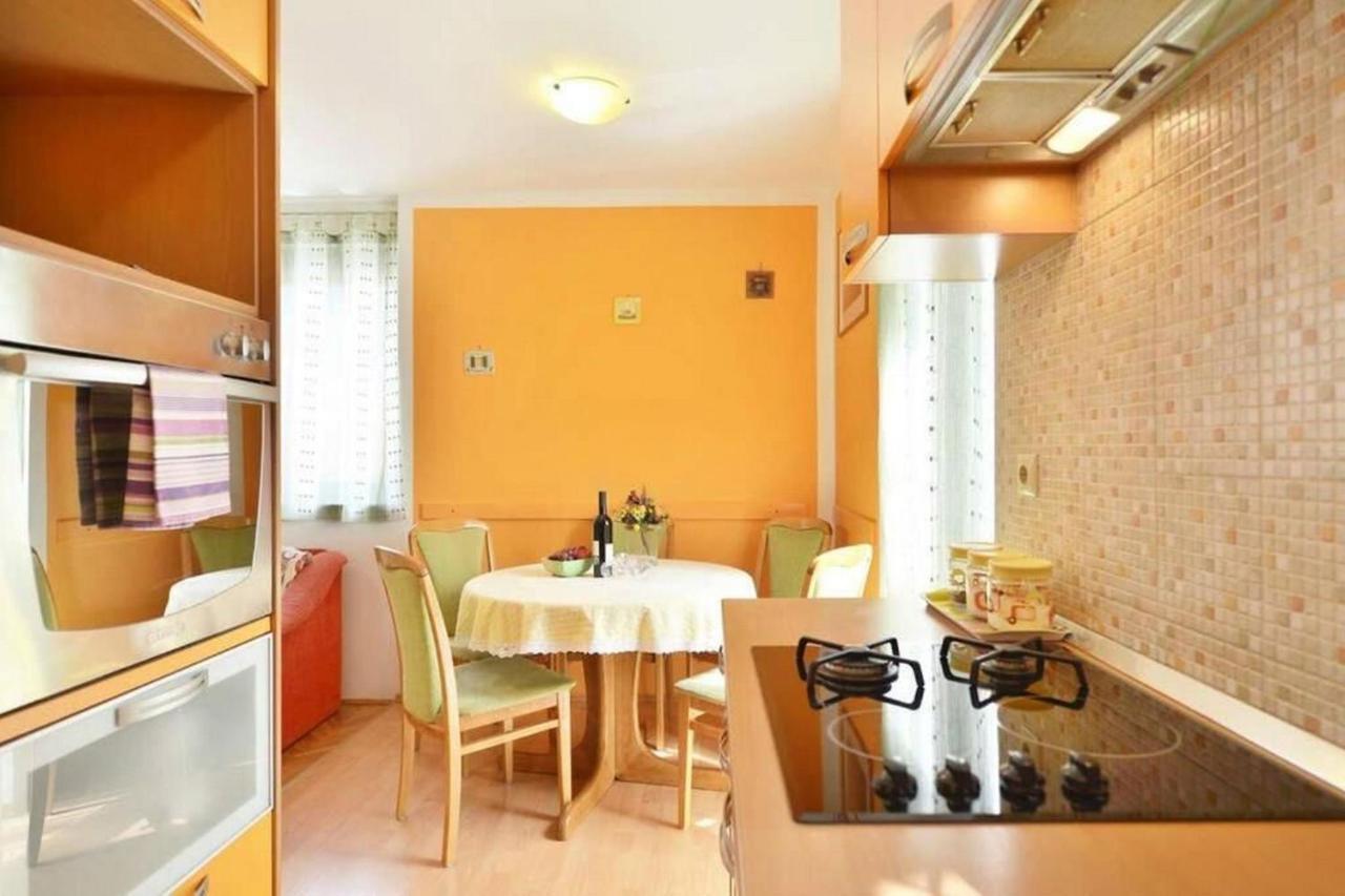 Apartment Vicko Omiš Exteriör bild